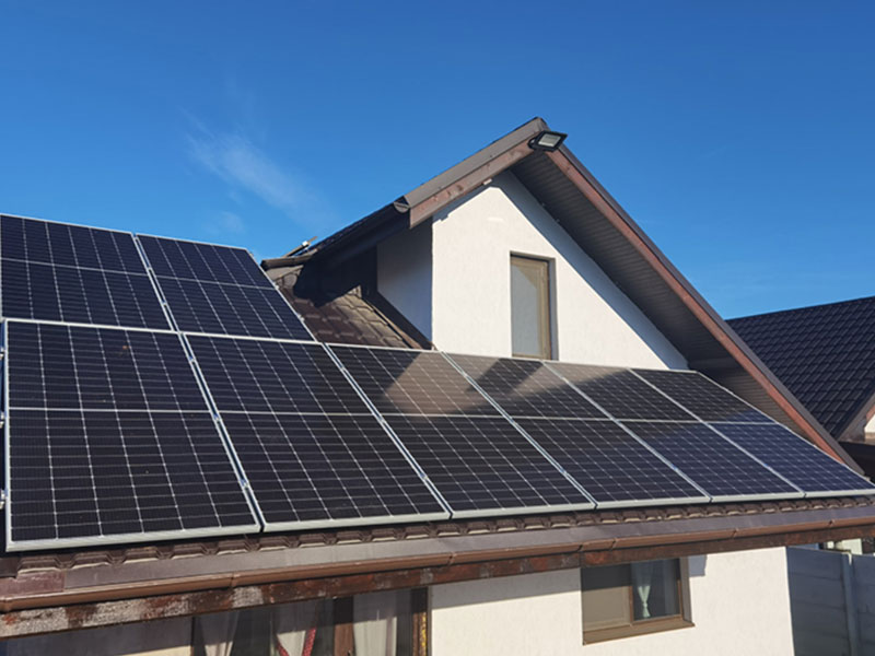 Panel solar de 550W en sistema de techo Rumania